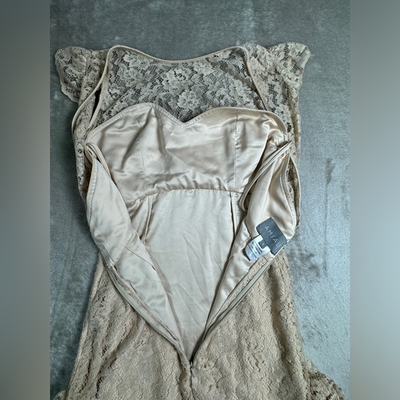 Amsale Wedding Gown Size 6 - Beige Ivory Lace Lightweight Feminine Mermaid Flare - Picture 15 of 16